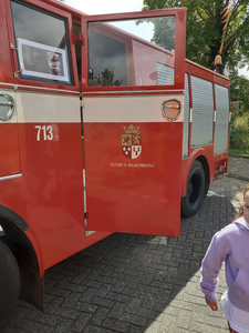 908898 Afbeelding van een brandweerwagen van Vleuten-Haarzuilens, opgesteld bij de Meerndijk te De Meern (gemeente ...